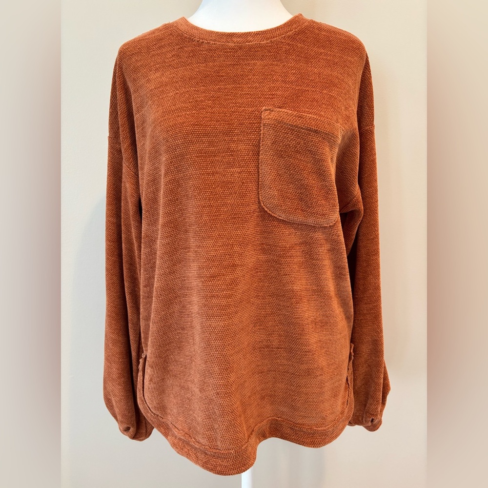 New In Rust Colored Women’s Top
Fun details and cut
Corduroy texture
Size Small
